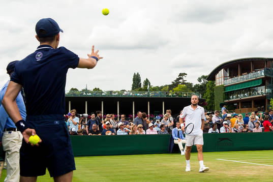 Steve Darcis, Belgien, får en boll av en bollkalle