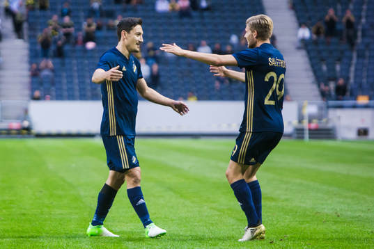 s Stefan Ishizaki jublar med Anton Jönsson Salétros efter 3-0 under fotbollsmatchen i kvalet till Europa League mellan AIK och Klaksvik den 6 Juli 2017 i Solna. 