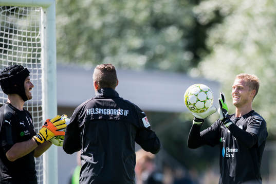 Helsingborgs målvakt Matt Pyzdrowski (v), målvaktstränare Daniel Andersson (m) och målvakt Pär Hansson