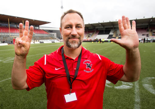 Carlstad Crusaders tränare Tracey Gere visar åtta fingrar för Carlstad Crusaders åttonde guldet