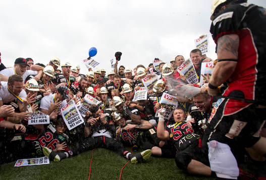 Carlstad Crusaders firar SM-guldet och Christian Forsman sprutar champagne på sina lagkompisar