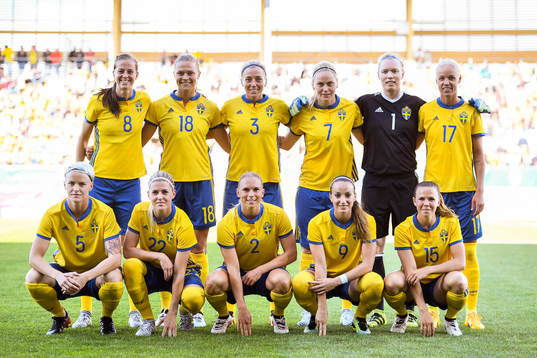  Lotta Schelin, Fridolina Rolfö, Linda Sembrant, Lisa Dahlkvist, målvakt Hedvig Lindahl, Caroline Seger. Främre raden från vänster: Nilla Fischer, Olivia Schough, Jonna Andersson, Kosovare Asllani och Jessica Samuelsson inför träningslandskampen i fotboll mellan Sverige och Mexiko den 8 juli 2017 i Falkenberg.
