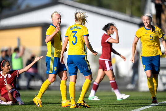Caroline Seger kramar om Linda Sembrant efter att den senare gjort 1-0