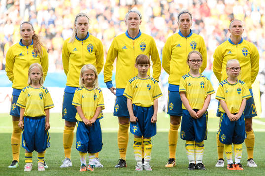 Sveriges Kosovare Asllani, Lisa Dahlkvist, Nilla Fischer, Linda Sembrant och Jonna Andersson vid lineup innan träningslandskampen i fotboll mellan Sverige och Mexiko den 8 juli 2017 i Falkenberg.