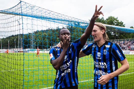 Sirius Moses Ogbu jublar med Kim Skoglund