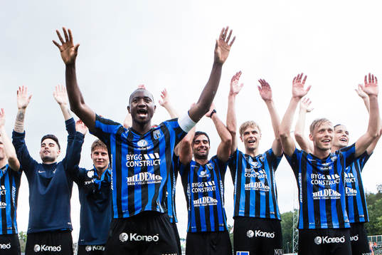 Sirius Moses Ogbu jublar med lagkamrater