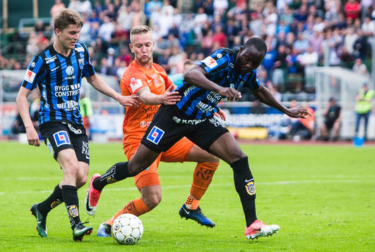 Sirius Moses Ogbu och Johan Andersson i kamp om bollen med