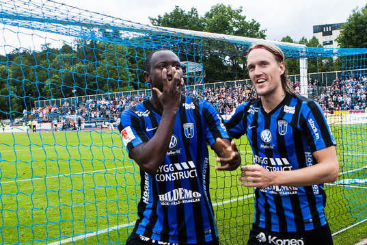 Sirius Moses Ogbu jublar med Kim Skoglund