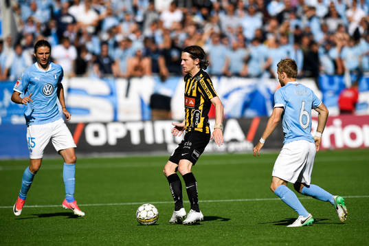 Häckens Erik Friberg med Malmö FFs Pawel Cibicki och