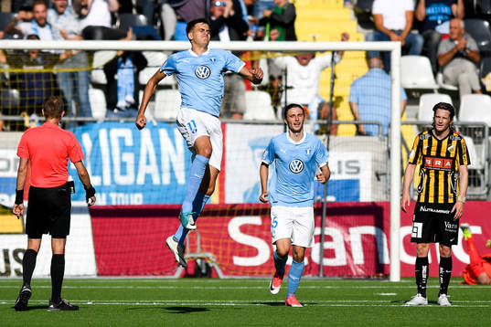 Malmö FFs Alexander Jeremejeff jublar efter att ha gjort 0-1