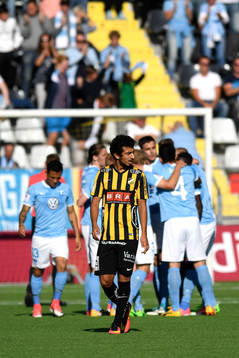 Malmö FFs Alexander Jeremejeff har precis gjort 0-1 och jublar med Oscar Lewicki