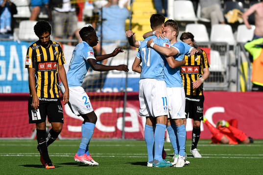 Malmö FFs Alexander Jeremejeff har precis gjort 0-1 och jublar med Oscar Lewicki