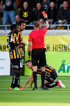 Häckens Egzon Binaku får rött kort av domaren Johan Hamlin