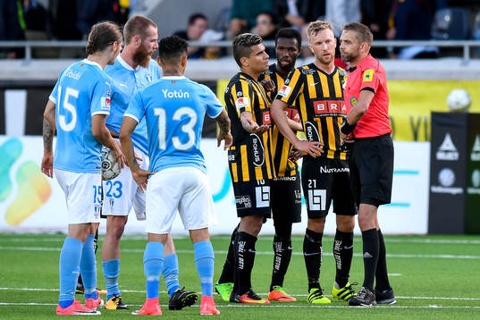 Häckens Paulinho och Mohammed Abubakari snackar med domaren Johan Hamlin efter att Erik Friberg (ej i bild) fått rött kort
