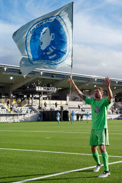 Malmö FFs målvakt Johan Wiland jublar med en flagga