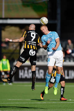 Häckens Alexander Farnerud i nickduell med Malmö FFs