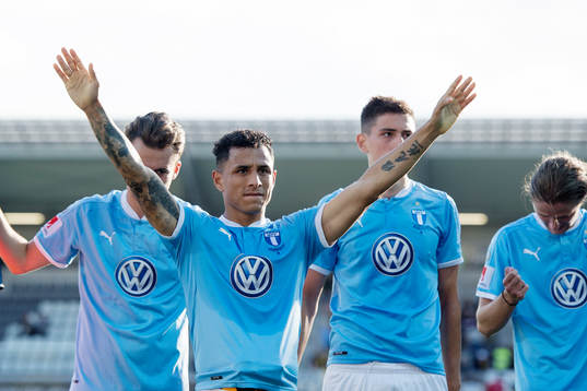 Malmö FFs Yoshimar Yotún jublar och tackar supportrarna