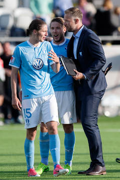 Malmö FFs Pawel Cibicki och Anton Tinnerholm jublar med tränare Magnus Pehrsson