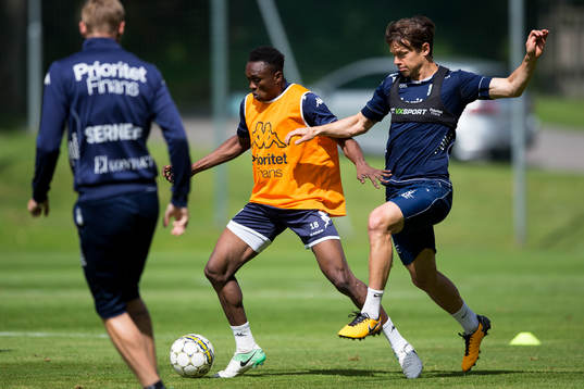 IFK Göteborgs Lawson Sabah i kamp med Mads Albaek