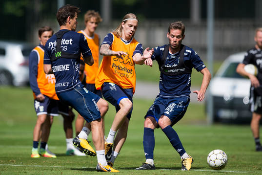 IFK Göteborgs Elias Mar Omarsson mot Mads Albaek och Emil Salomonsson