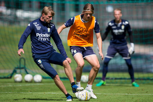 IFK Göteborgs August Erlingmark försvarar mot Sebastian Eriksson
