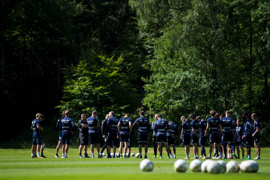 IFK Göteborgs spelare lyssnar till tränare Jörgen