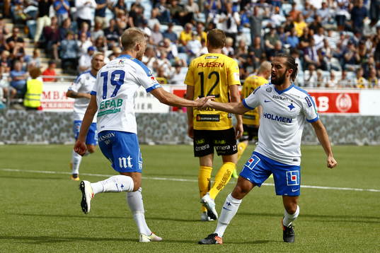 Norrköpings Sebastian Andersson och Christopher Telo jublar efter mål 1-2