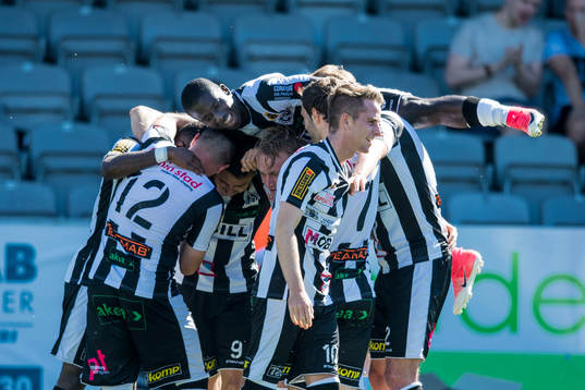 Landskronas spelare jublar efter att Filip Pivkovski gjort 2-1