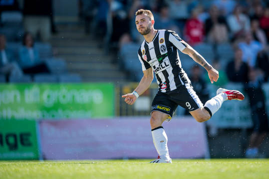Landskronas Filip Pivkovski jublar efter att ha gjort 2-1