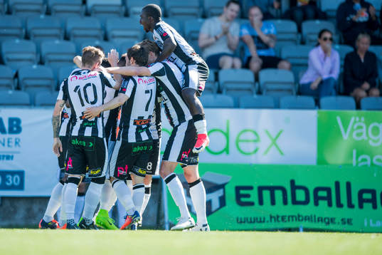 Landskronas spelare jublar efter att Filip Pivkovski gjort 2-1