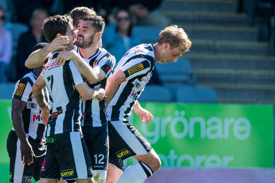 Landskronas spelare jublar efter att Filip Pivkovski gjort 2-1