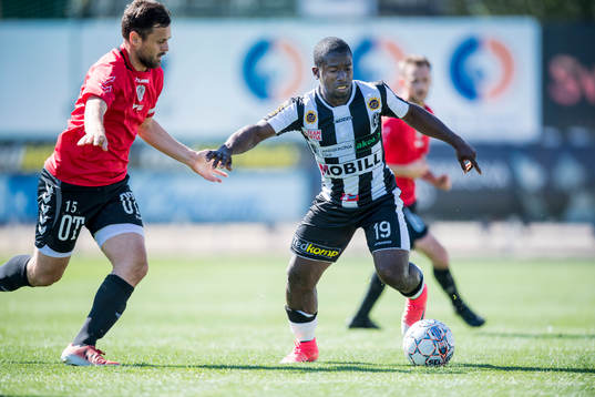 Oskarshamns Mergim Smakolli och Landskronas Thierry Zahui