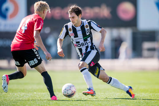 Landskronas Alexander Tkacz driver med bollen mot