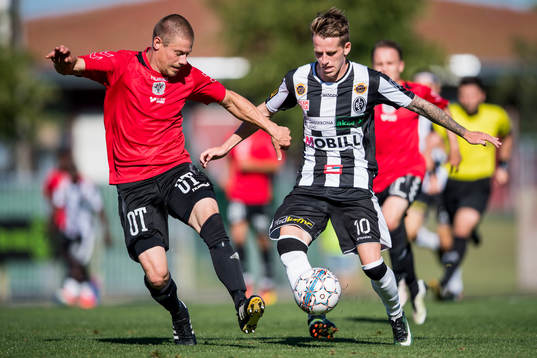 Landskronas Rasmus Alm driver med bollen