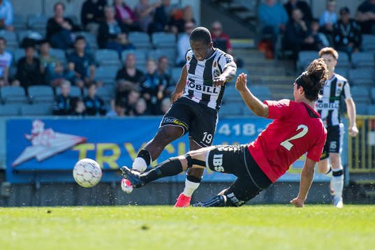 Landskronas Thierry Zahui skjuter