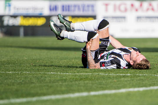 Landskronas Rasmus Alm grimaserar