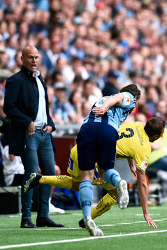 Djurgårdens Kevin Walker fäller Sundsvalls Dennis Olsson