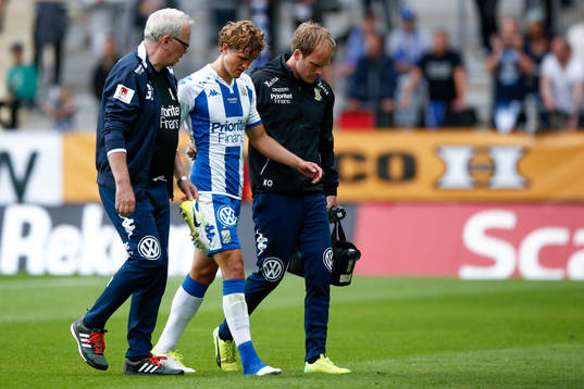 IFK Göteborgs Thomas Rogne hjälps av planen och tvingas utgå på grund av en fotskada