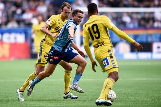 Djurgårdens Kerim Mrabti i kampöm bollen med Sundsvalls