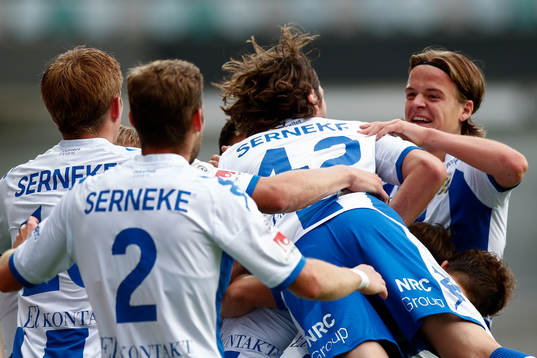 IFK Göteborgs Mads Albaek jublar med lagkamrater efter att han gjort 1-0-målet