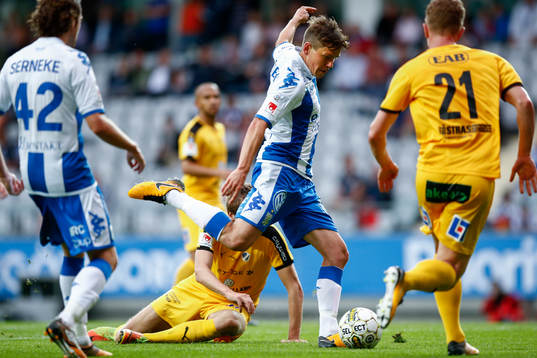 IFK Göteborgs Mads Albaek skjuter och gör 1-0-målet