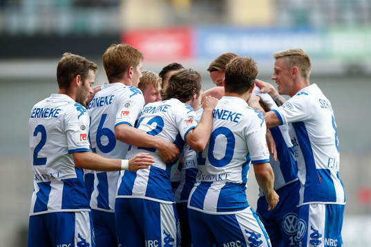 IFK Göteborgs Mads Albaek jublar med lagkamrater efter att han gjort 1-0-målet