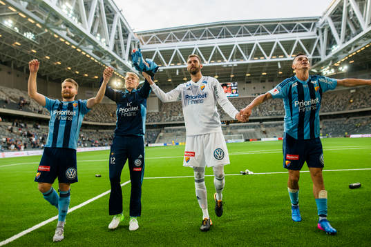 Djurgårdens målvakt Andreas Isaksson tackar publiken