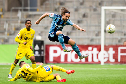 Djurgårdens Kevin Walker och Sundsvalls Smajl Suljevic