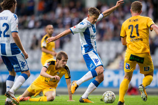 IFK Göteborgs Mads Albaek skjuter 1-0