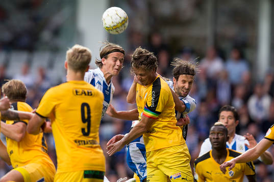 IFK Göteborgs August Erlingmark och Mattias Bjärsmyr i