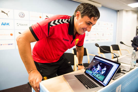 Vardars tränare Goce Sedloski tittar på en bild från en match när han mötte Malmö FF