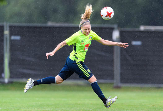 Lisa Dahlkvist nickar en boll