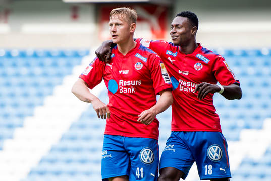 Helsingborgs Lasse Rise  och Oke Akpoveta jublar