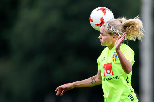 Lisa Dahlkvist nickar en boll